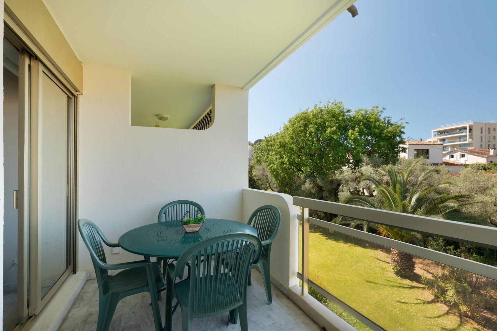 Piscine Et Tennis Antibes